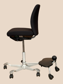 HÅG H05 Ergonomic Task Chair with StepUp Footrest – Refurbished image 2