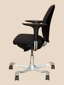 HÅG H05 Black Ergonomic Task Chair with Adjustable Arms – Refurbished image 3