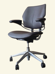 Refurbished Humanscale Freedom Chair – Aubergine PU image 2