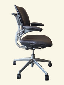 Refurbished Humanscale Freedom Chair – Aubergine PU image 6