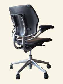 Refurbished Humanscale Freedom Chair – Aubergine PU image 5