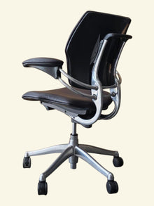 Refurbished Humanscale Freedom Chair – Aubergine PU image 3