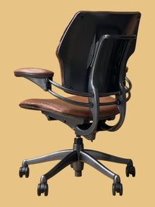 Refurbished Humanscale Freedom Leather Chair – Vintage Oak image 3