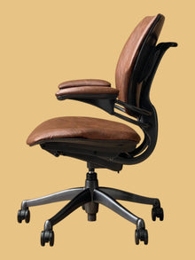 Refurbished Humanscale Freedom Leather Chair – Vintage Oak image 4