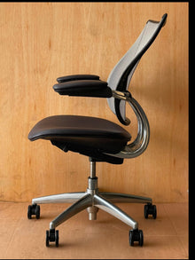 Refurbished Humanscale Liberty Mesh Chair – Aubergine PU image 3