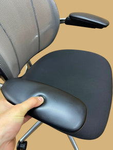 Refurbished Humanscale Liberty Mesh Chair – Light Grey image 10