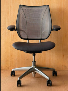 Refurbished Humanscale Liberty Mesh Chair – Aubergine PU image 6