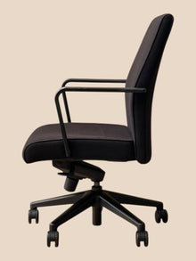 Refurbished Keilhauer Vanilla Conference Chair – Black image 3