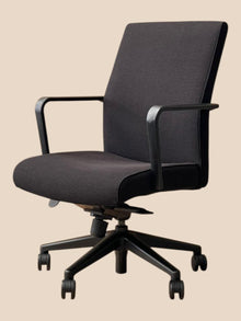 Refurbished Keilhauer Vanilla Conference Chair – Black image 2