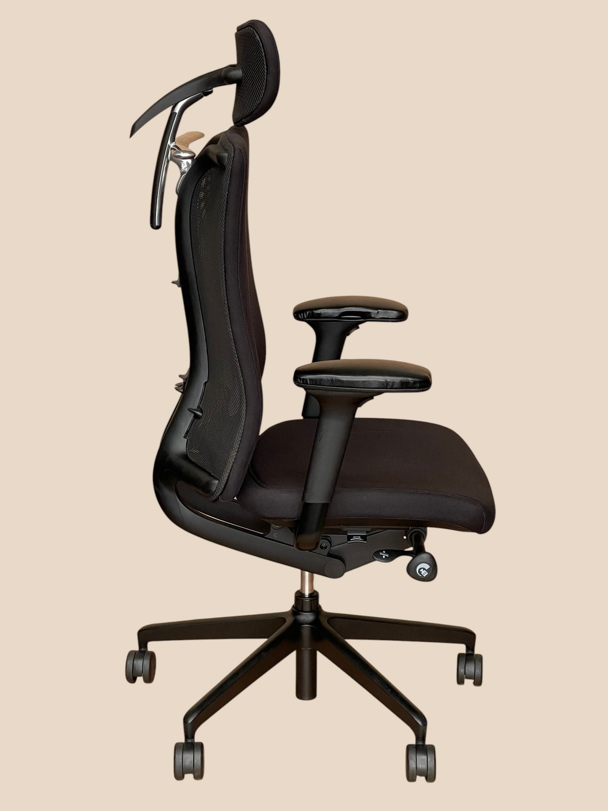 Senator Agitus High-Back Mesh Chair with Headrest – Refurbished