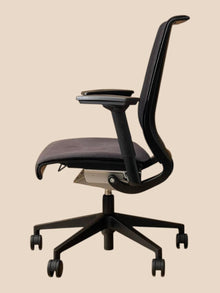 Refurbished Steelcase Think V1 Mesh Chair – Grey & Black image 4