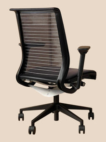 Refurbished Steelcase Think V1 Mesh Chair – Grey & Black image 3