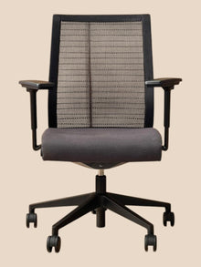 Refurbished Steelcase Think V1 Mesh Chair – Grey & Black image 2