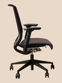 Refurbished Steelcase Think V1 Mesh Chair – Grey & Black image 6