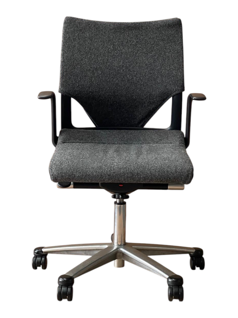 Refurbished Office Furniture Wilkhahn Modus task chair in grey fabric with a polished five-star base and armrests.